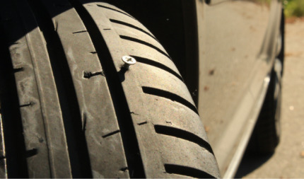 Qué hacer cuando pinchas un neumático: ¿repararlo o comprar uno nuevo?