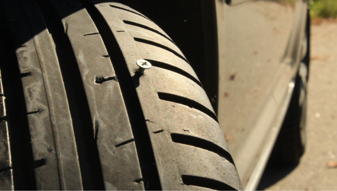 Qué hacer cuando pinchas un neumático: ¿repararlo o comprar uno nuevo?